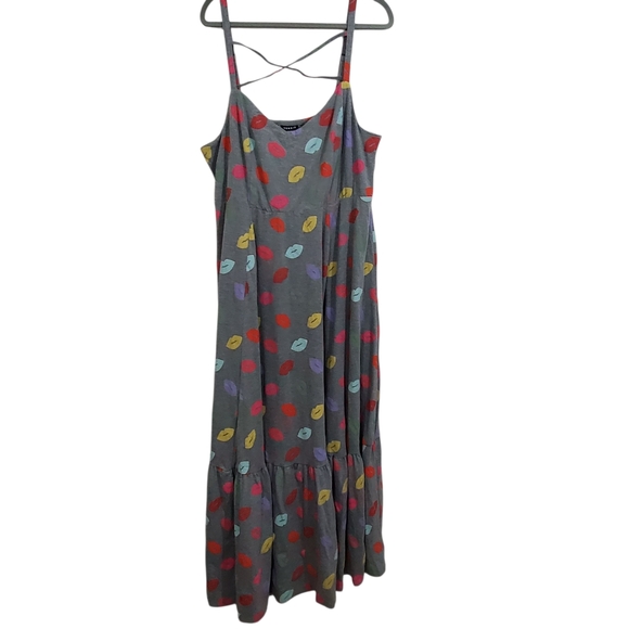 NWT Torrid Maxi Dress Strappy Grey Novelty Kiss Lip Print Size 2X 18 - 20 - Picture 2 of 12